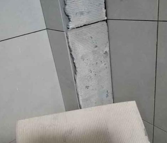 亚东瓷砖空鼓维修公司分享下厨房瓷砖脱落的补救措施。